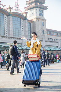 前景聚焦建筑城市风光青年女人在站前广场图片