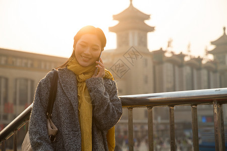 春节快乐素材春节快乐旅行的人青年女人在站前广场背景