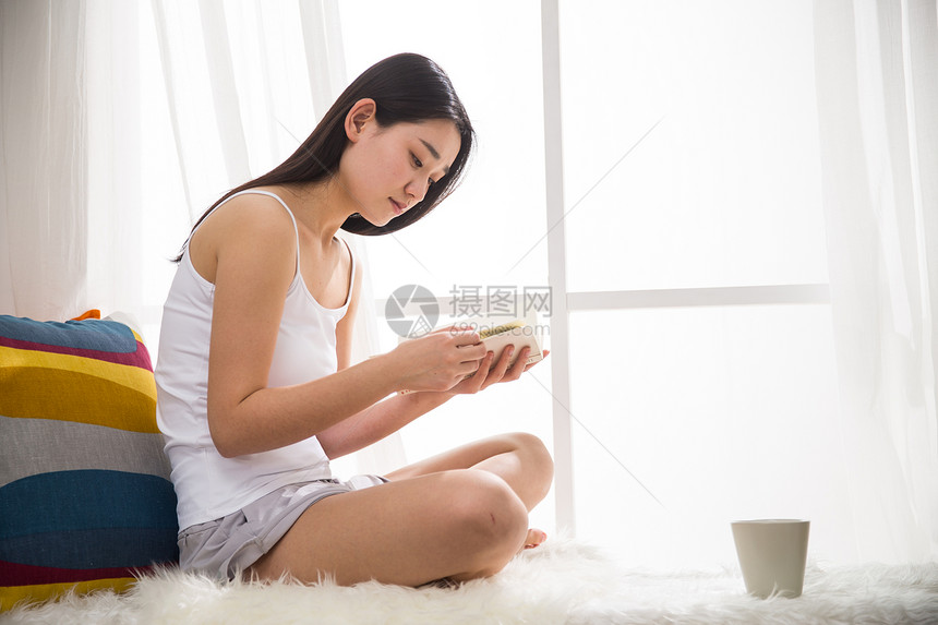 枕头读书户内青年女人看书图片