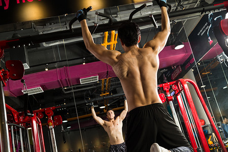 力量体育器材男美青年男人在健身房健身图片
