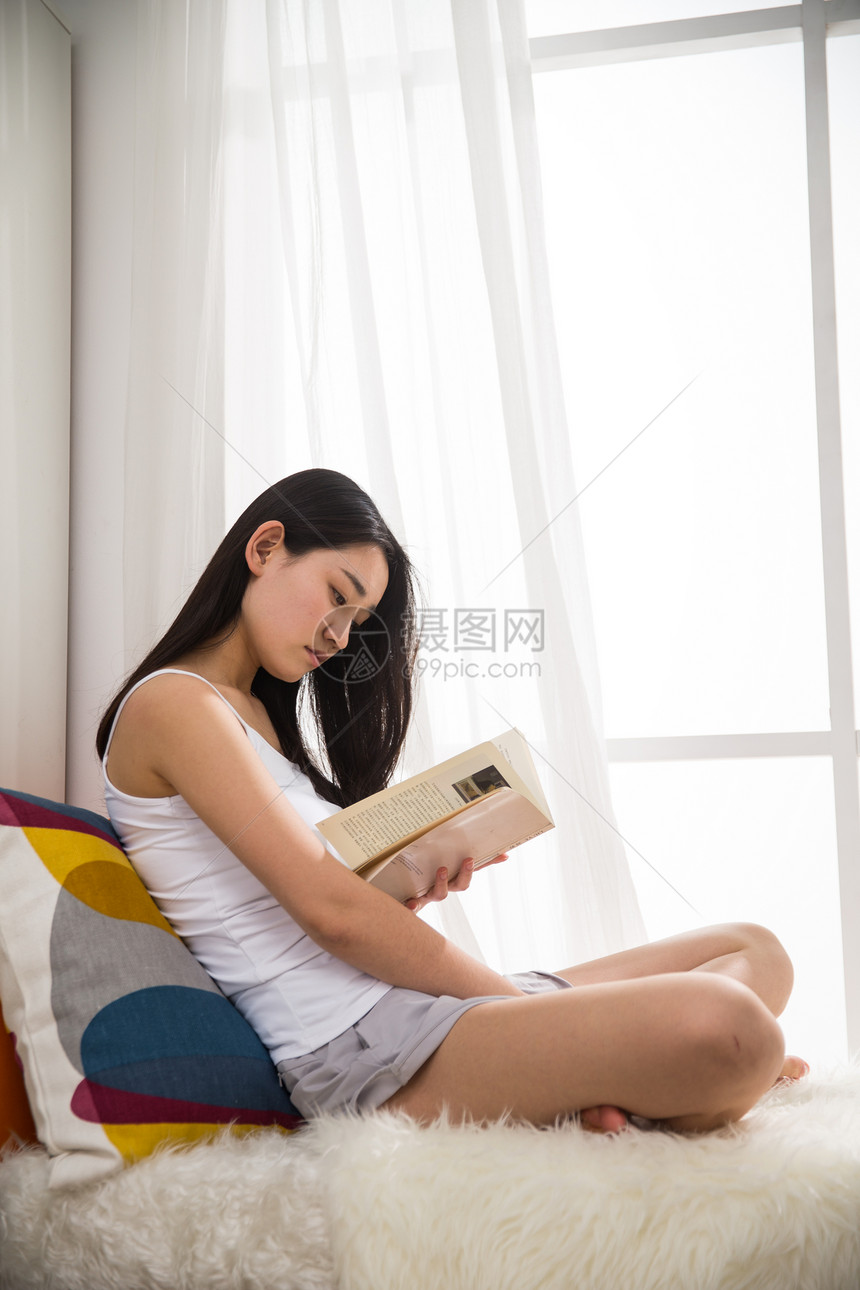 纯洁成年人20多岁青年女人看书图片