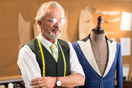 经验丰富的老年设计师服装店高清图片素材