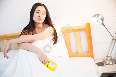 独处时间户内东亚压力情绪低落的青年女人在卧室的床上背景