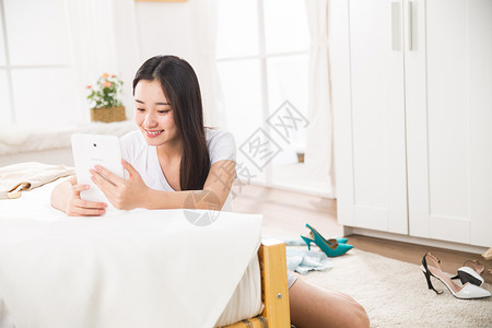 东方人活力欢乐青年女人看平板电脑图片