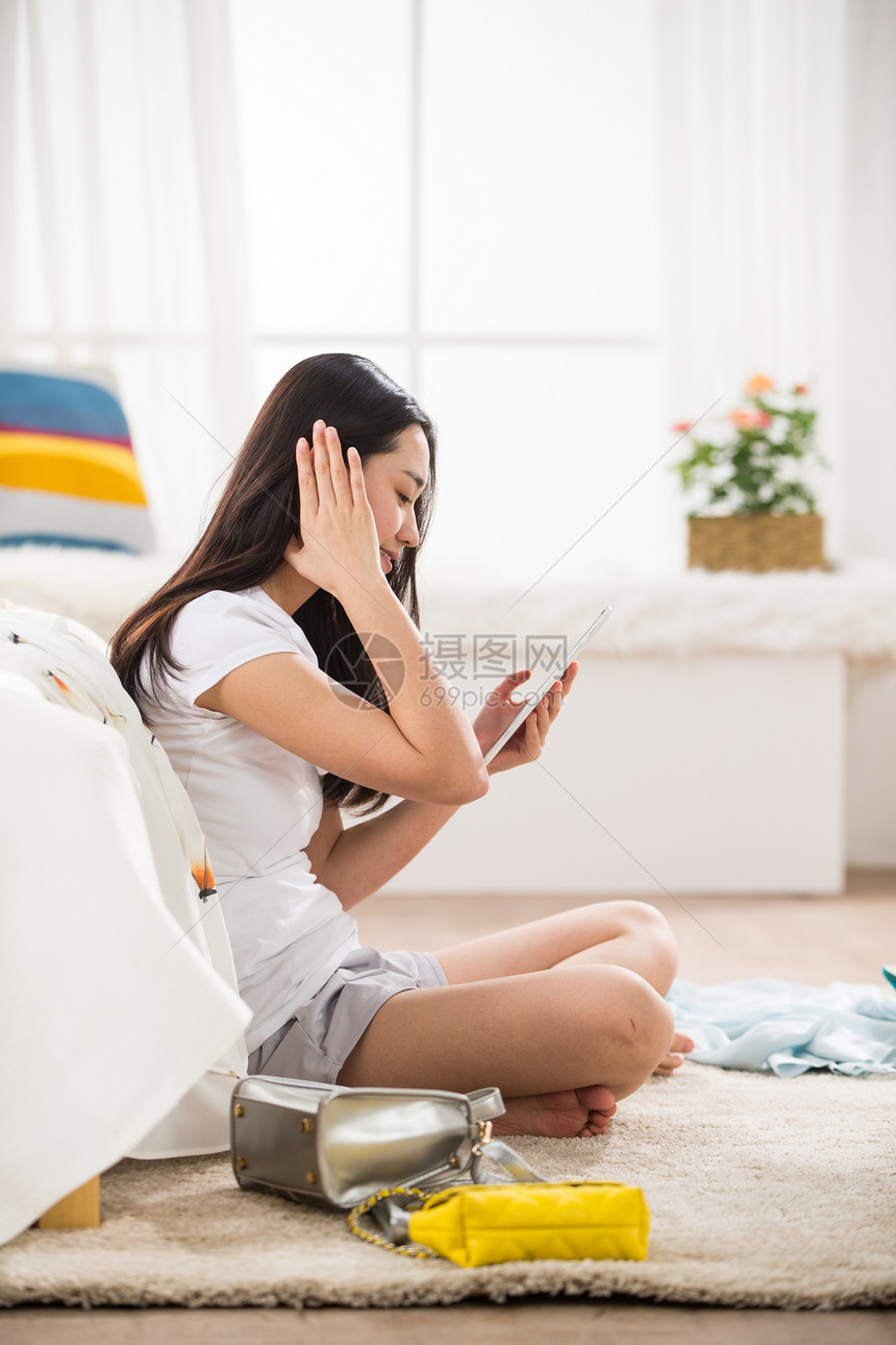 成年人彩色图片20多岁青年女人用平板电脑图片