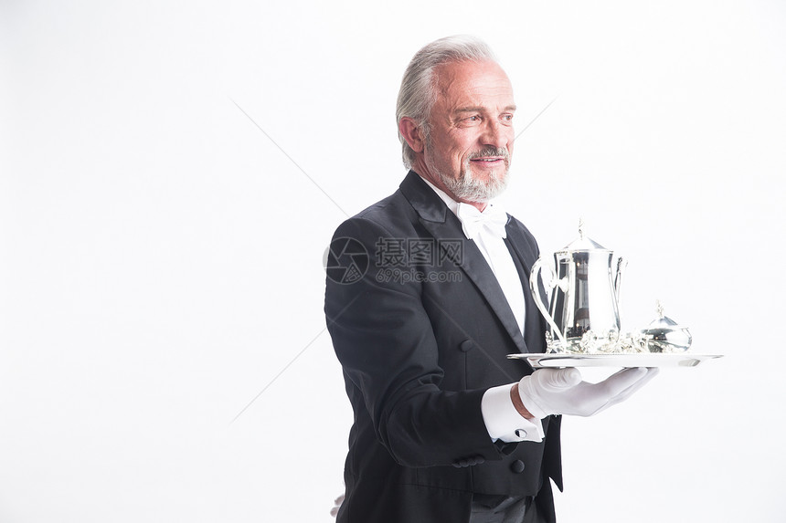 高雅老年男人外国人一个男侍者托着银餐具图片