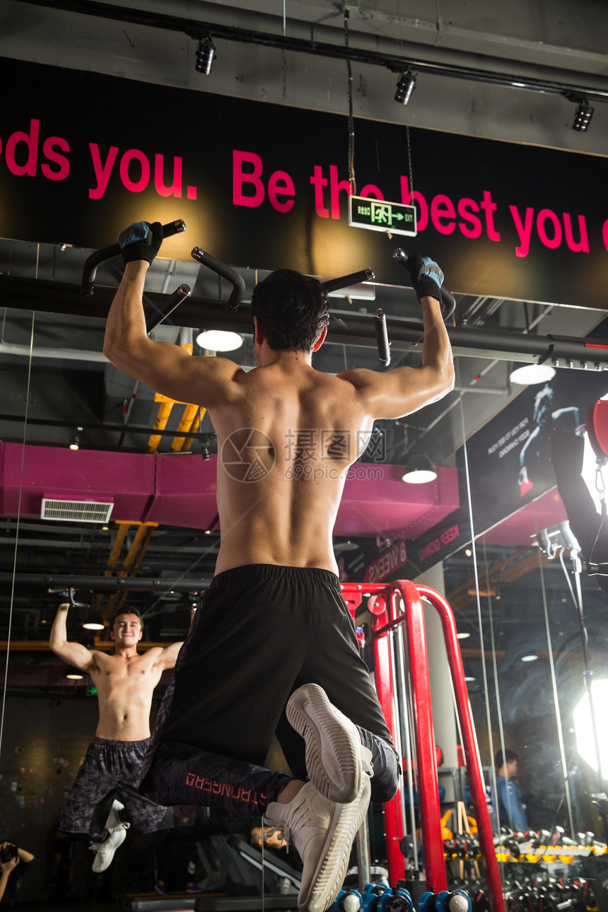 健康力量肌肉青年男人在健身房里健身图片