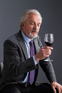 现代红葡萄酒含酒精饮料权威商务老年男人图片