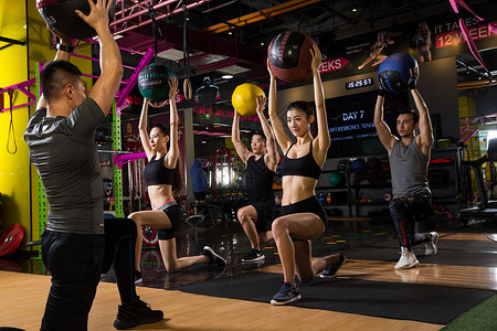 伸展身体保养锻炼青年人在健身房里健身图片