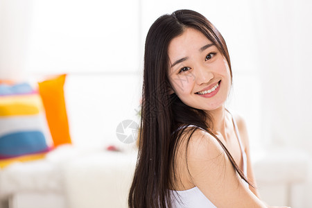 成年人微笑享乐青年女人在卧室图片