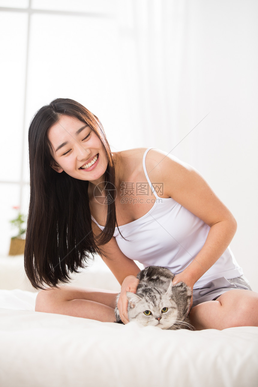 青年女人和猫图片