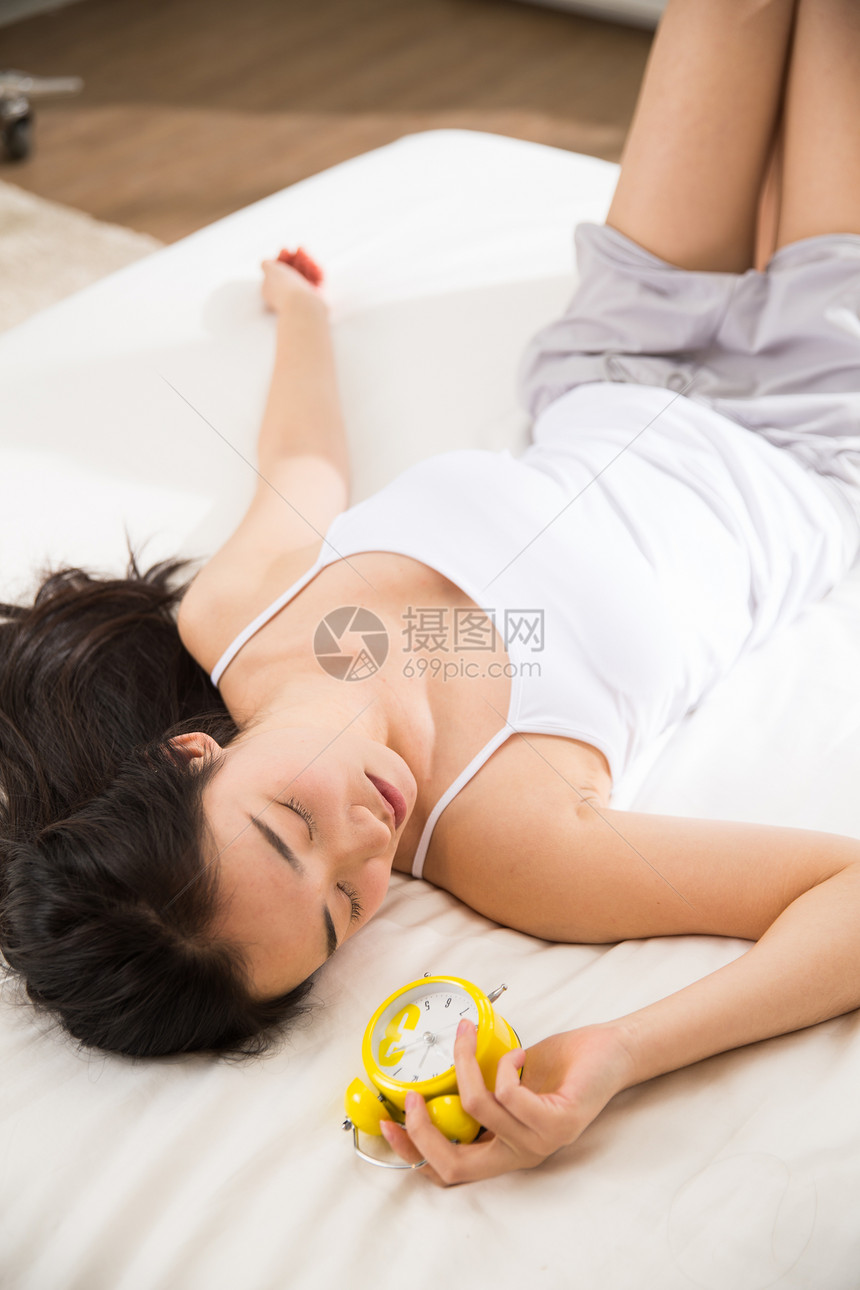 东亚20多岁摄影青年女人在卧室睡觉图片