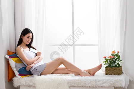 20到24岁短裤床上用品青年女人坐在床上图片