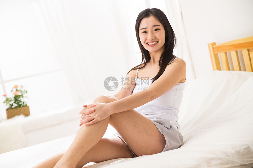 享乐户内住房青年女人在卧室图片