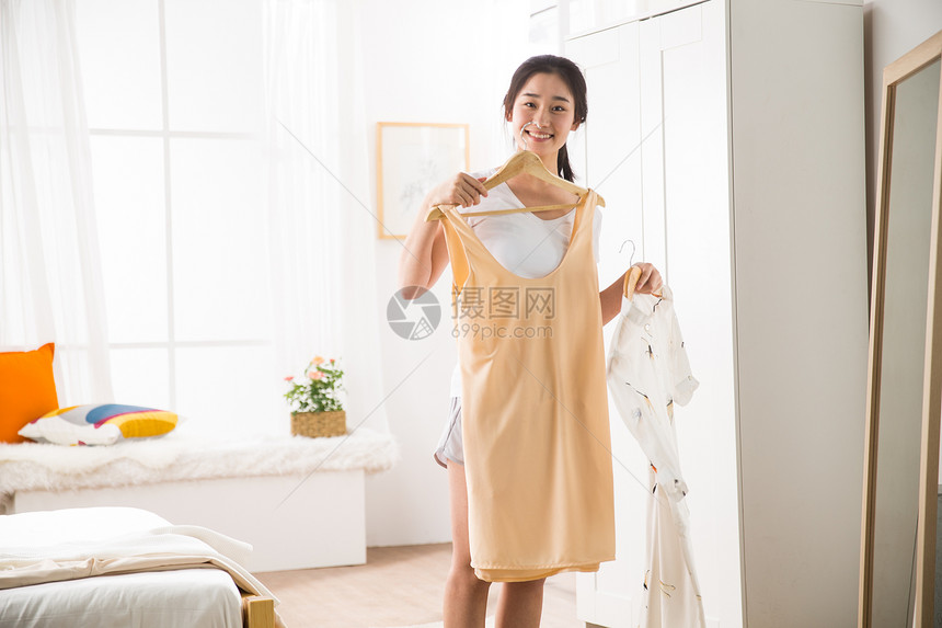 健康生活方式摄影户内青年女人试衣服图片