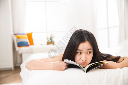 东亚人青年人青年女人看书图片
