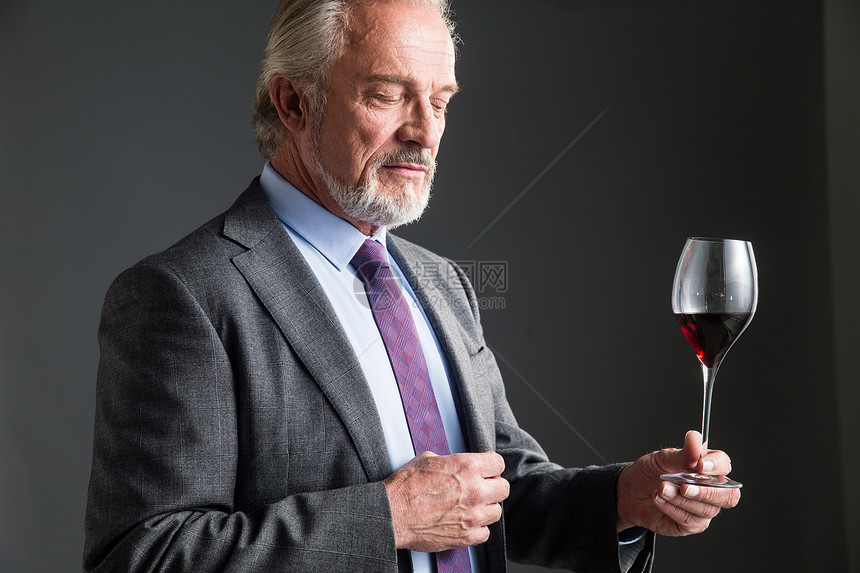 权威商务老年男人品酒图片