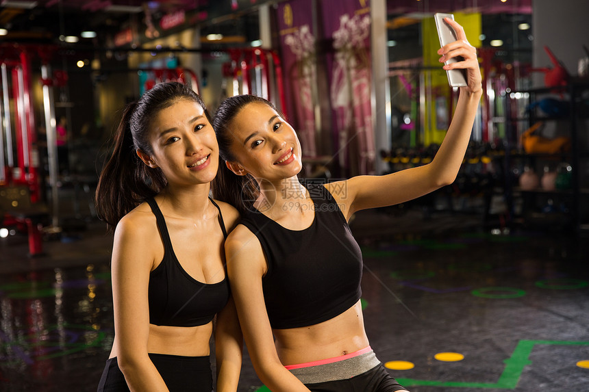 职业青年女人在健身房图片