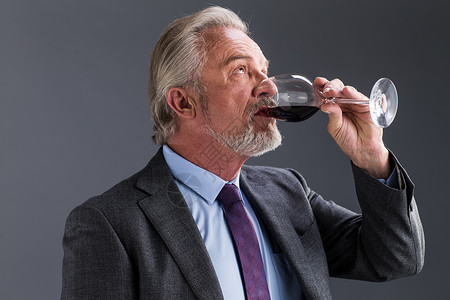 权威商务老年男人喝红酒背景图片