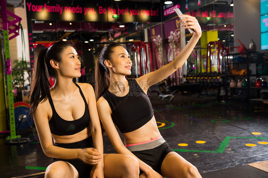 身体保养健康的运动青年女人在健身房图片