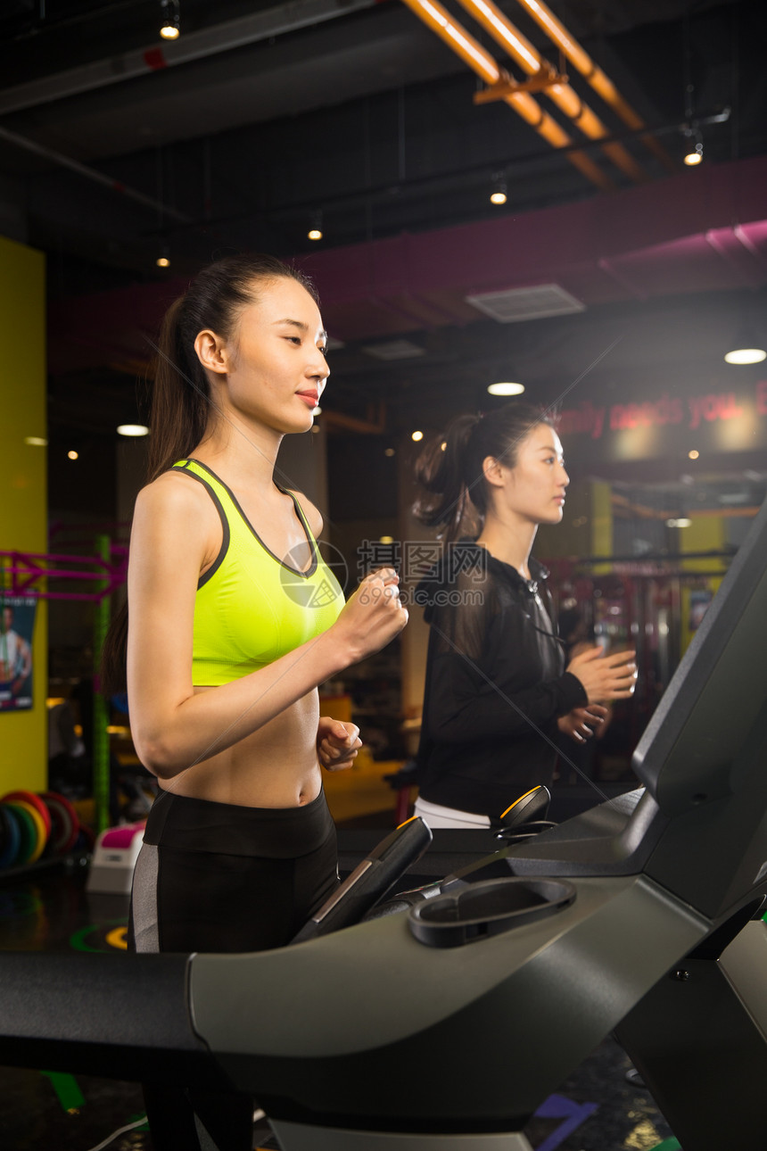 体育器材锻炼20到24岁青年女人在健身房健身图片