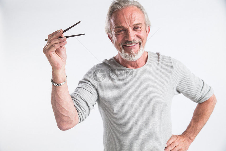 有趣的动作元素老年男人拿着筷子图片