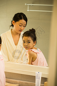 母女幸福卫浴小女孩和妈妈在卫生间里洗漱图片