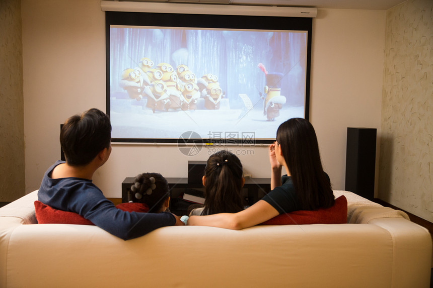 童年夫妇幸福家庭看电视图片