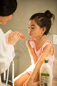 嬉戏的女儿卫浴小女孩和妈妈在卫生间里洗漱图片
