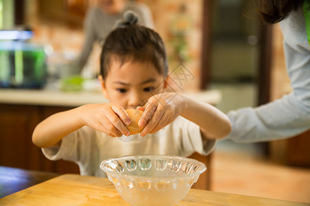 孩子拿着鸡蛋小女孩帮妈妈做家务背景