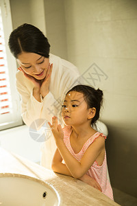 小女孩和妈妈在卫生间里洗漱图片