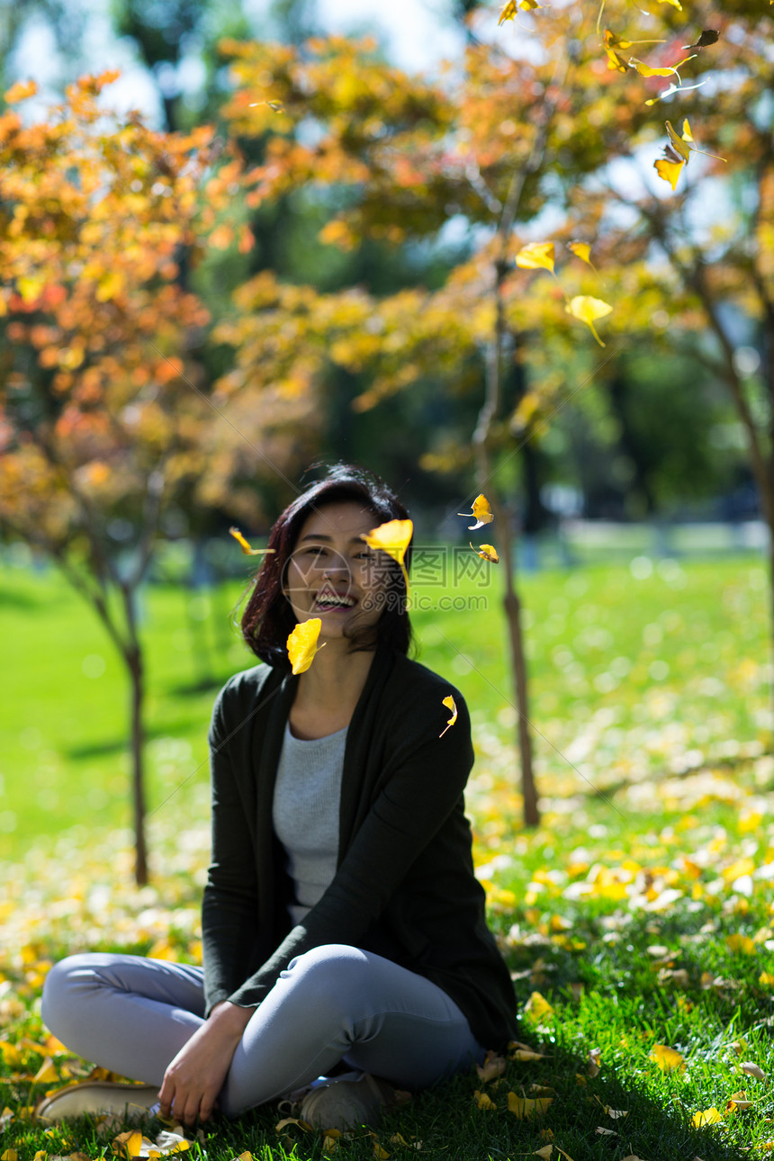 非都市风光休闲活动高兴的青年女人在户外图片