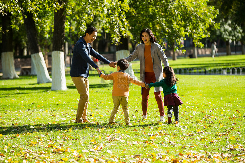女儿彩色图片树幸福家庭在户外图片