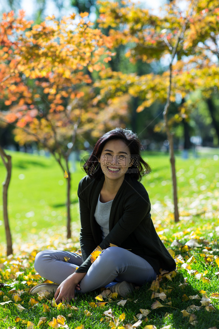 成年人快乐周末活动青年女人在户外图片