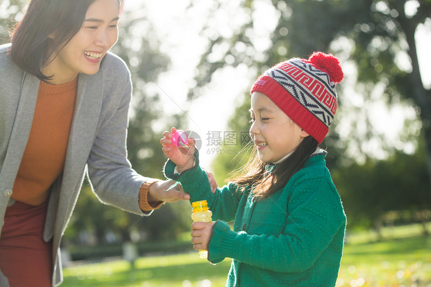 女孩女儿季节幸福家庭户外郊游图片