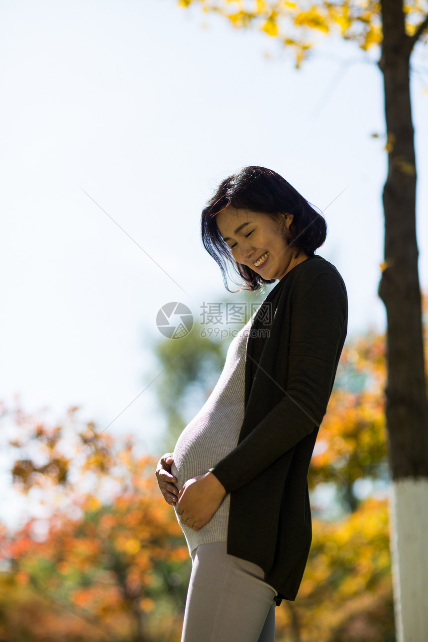 预期美女周末活动年轻的孕妇在户外图片