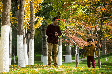 自然两个人温馨父亲陪着儿子在户外玩耍图片