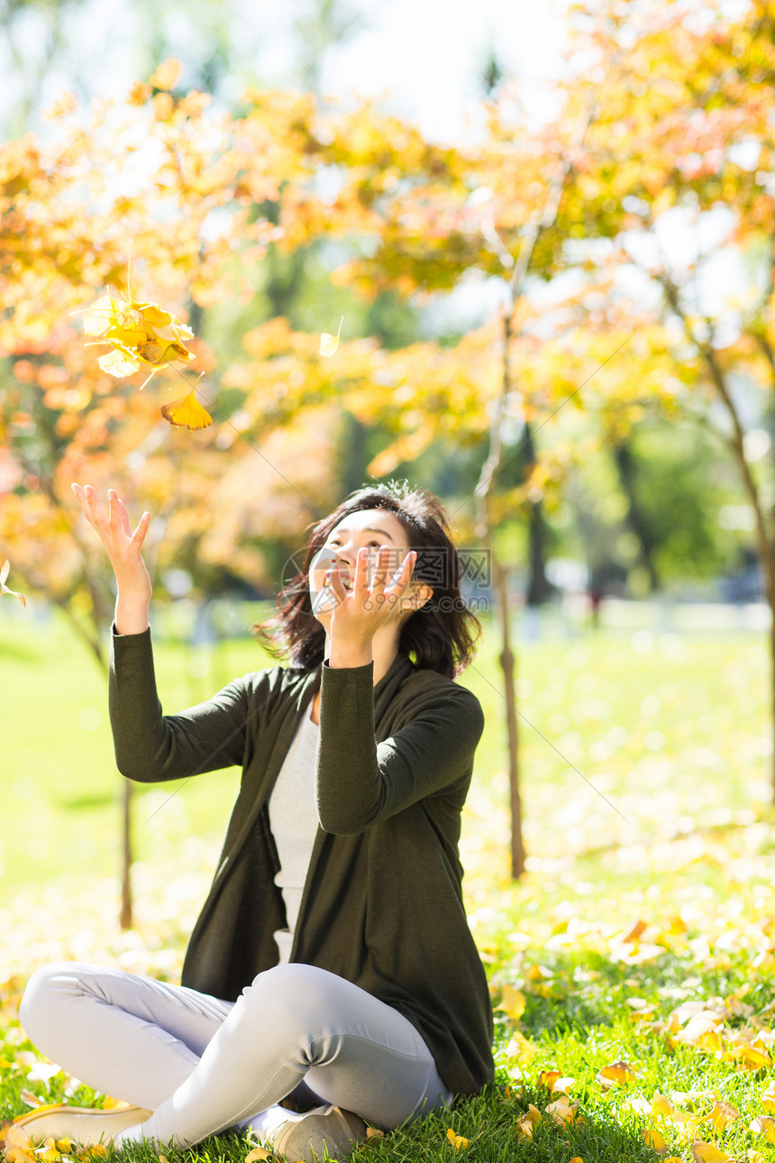 减压青年人青年女人在户外图片