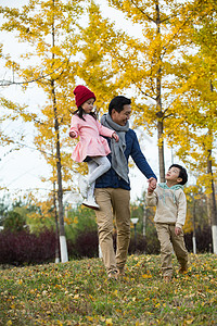 秋季幸福家庭户外玩耍图片
