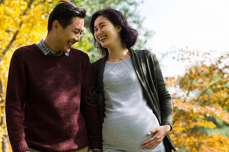 青年男人秋天快乐丈夫陪着怀孕的妻子在户外图片