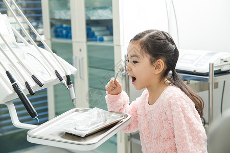 可爱的小女孩在牙科诊疗室背景图片