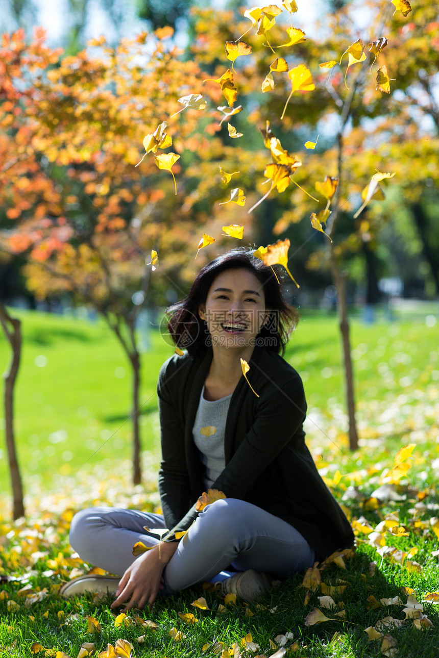 落叶户外活动短发青年女人在户外图片