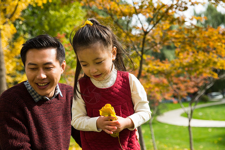 树美丽的成年人父亲陪着女儿在户外玩耍图片