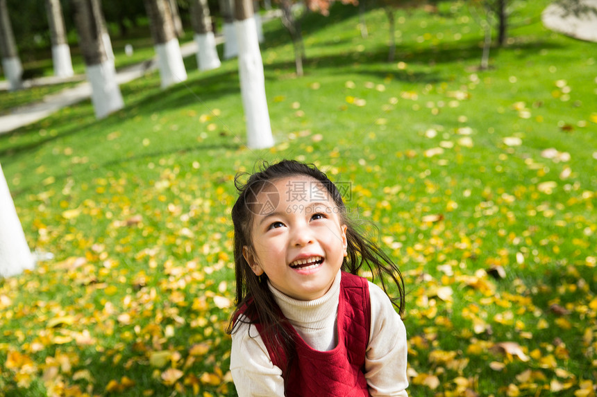 彩色图片季节绿色可爱的小女孩在户外玩耍图片