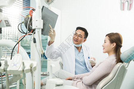 牙科医生给患者治疗高清图片
