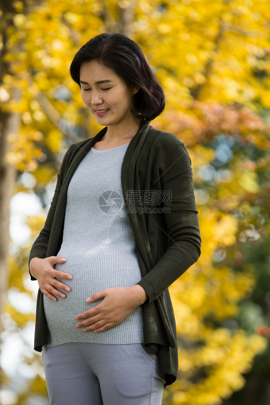 活力站着休闲活动年轻的孕妇在户外图片