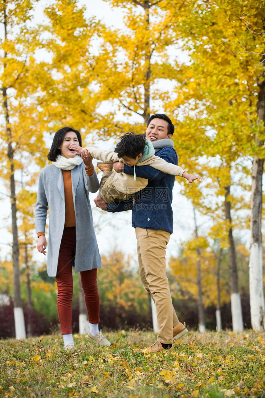 青年女人白昼儿童幸福家庭在户外玩耍图片