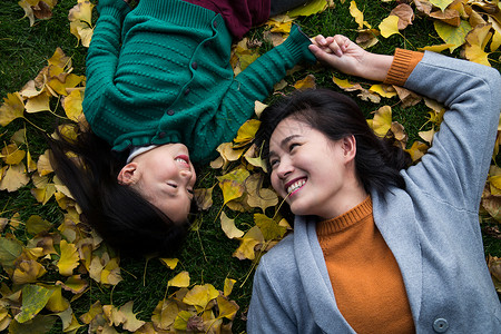 成年人青年女人愉悦幸福家庭户外郊游图片