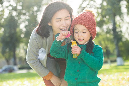 秋天玩耍的小孩两个人摄影郊区幸福家庭户外郊游背景