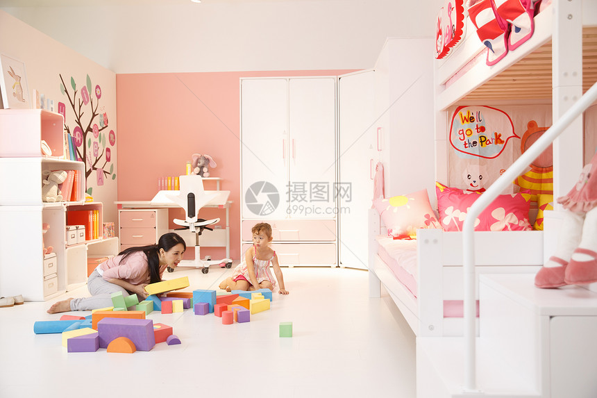 儿童房童年健康的可爱的小女孩和妈妈在卧室玩耍图片